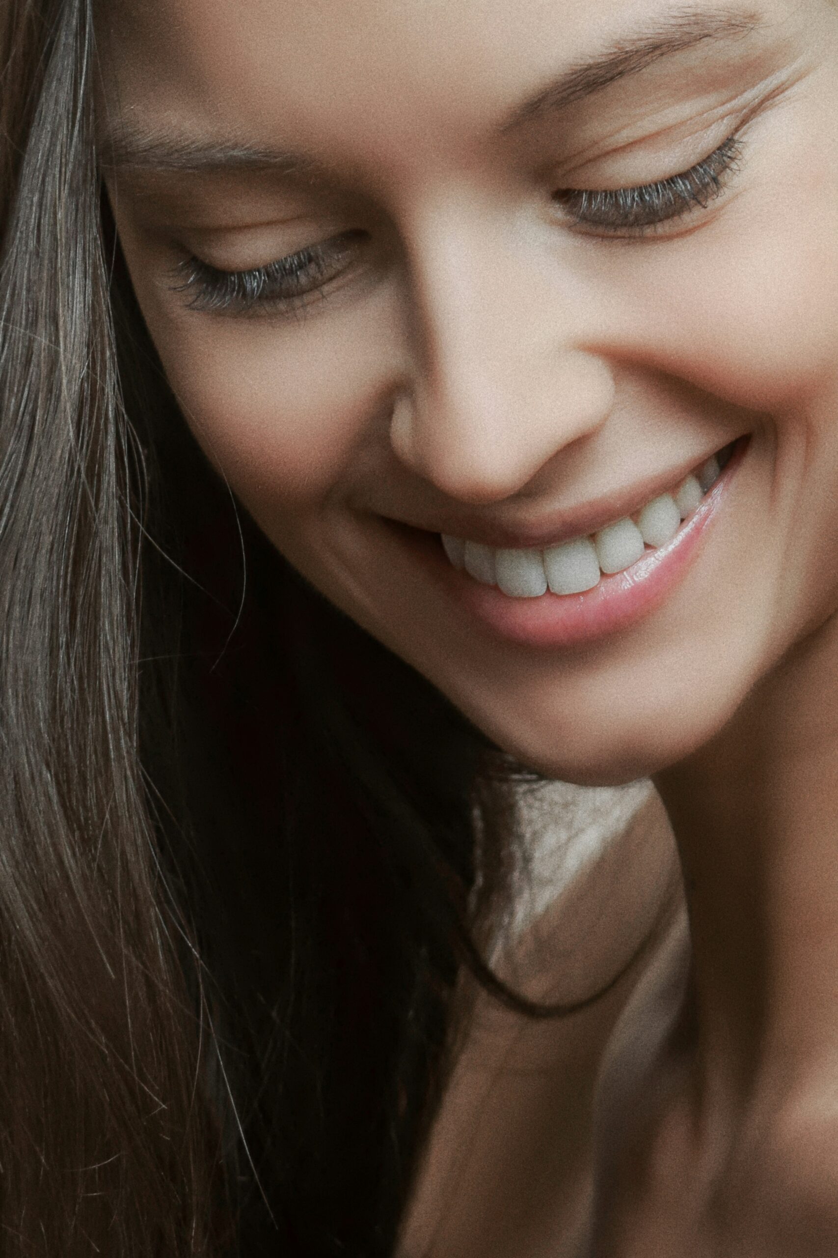 alexander-krivitskiy-yIitNO2Bgdo-unsplash Femme souriante - vivre en harmonie